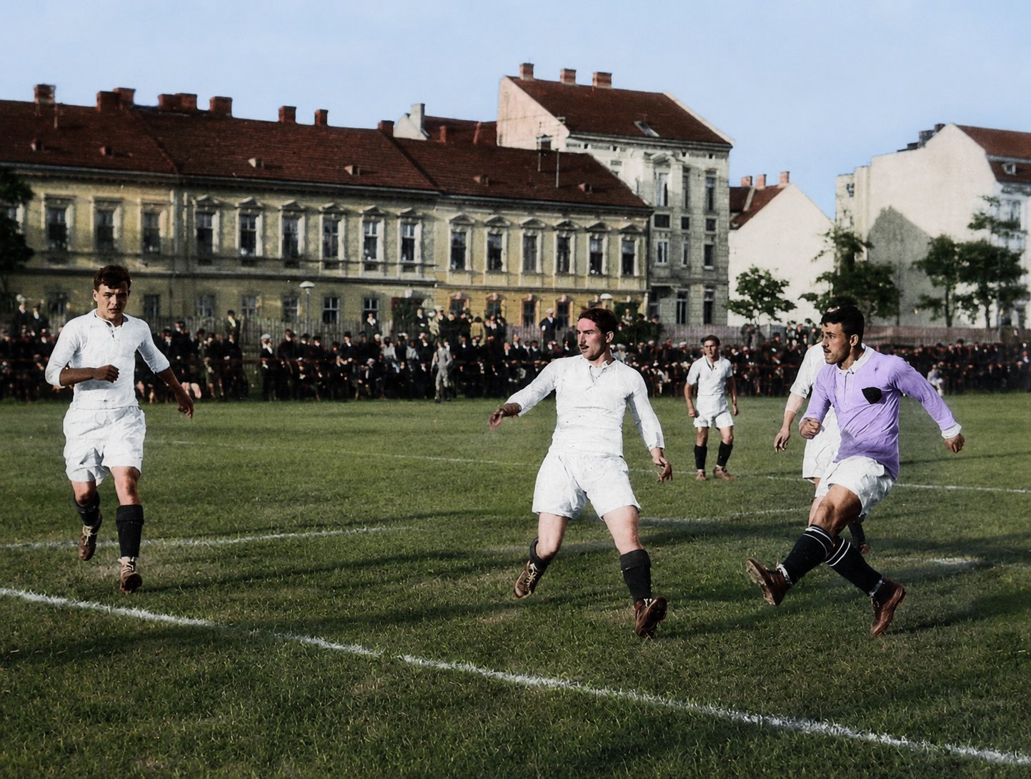 Ein Spiel in Ober Sankt Veit kurz nach Kriegsausbruch in der Saison 1914/15. Amateure-Verteidiger Alexander Poppovich zieht ab.