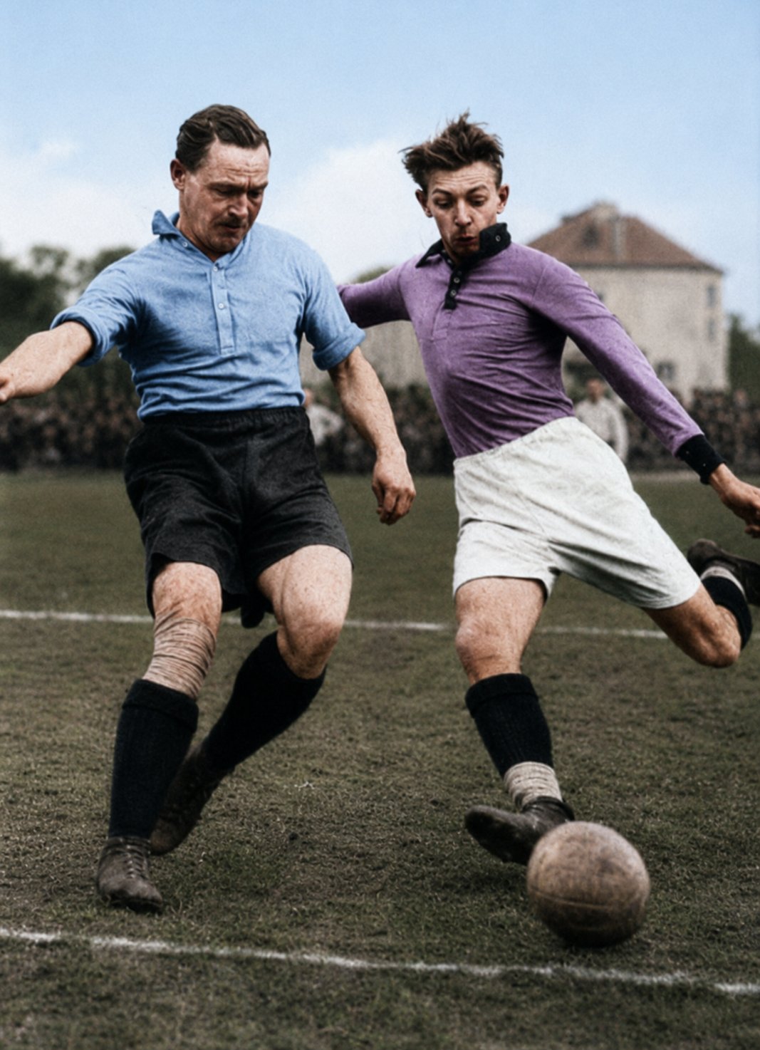 Der junge Matthias Sindelar (rechts) im Duell gegen Josef Ptacek – Wiener Amateur-Sportverein gegen SK Slovan Wien, Saison 1924/25.